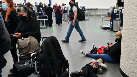 VIDEO Mujer agrede a personal del aeropuerto, destruye equipo de cómputo y la dejan irse libre