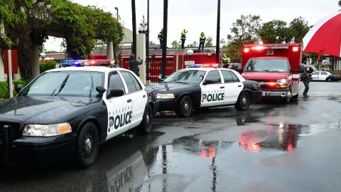 VIDEO Trabajadores de un restaurante de Pasadena someten a un hombre con un cuchillo después de que dañó un negocio cercano