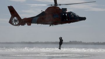 Video muestra el momento en que la Guardia Costera rescata a un hombre que cayó de un crucero y sobrevivió flotando durante 15 horas
