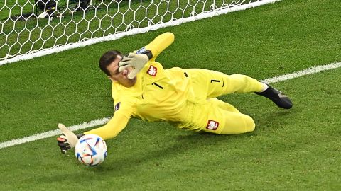 Wojciech Szczesny fue figura de Polonia ante Arabia Saudita.