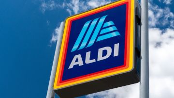 Imagen de un letrero de la tienda Aldi en color azul, amarillo y rojo.