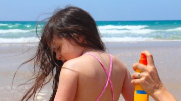 Niña de 11 años es alérgica al sol: qué debemos saber de esta condición