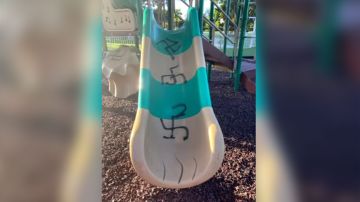 Imagen compartida por la policía en el que se ven los mensajes antisemitas en un parque infantil.