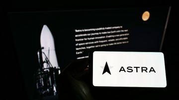 Imagen de una pantalla con letras negras del nombre de la compañía Astra y la silueta de un cohete espacial en el fondo.