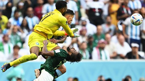 El jugador permaneció tendido sobre el césped durante varios minutos.