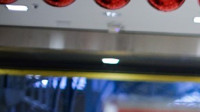 Imagen de una persona que se pasea por un centro comercial en medio de letreros de ofertas y descuentos.