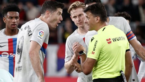 Lewandowski discutiendo con el árbitro en el partido del FC Barcelona ante Osasuna.