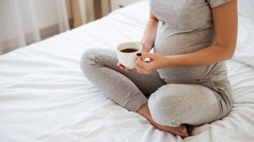Tomar café durante el embarazo puede afectar la futura estatura de tu hijo
