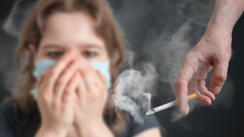 Dos personas con cáncer de pulmón que nunca fumaron cuentan datos clave sobre los síntomas
