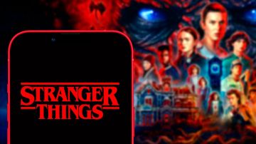 Imagen de un teléfono celular en cuya pantalla se ve el logotipo de la serie de Netflix, Stranger Things.