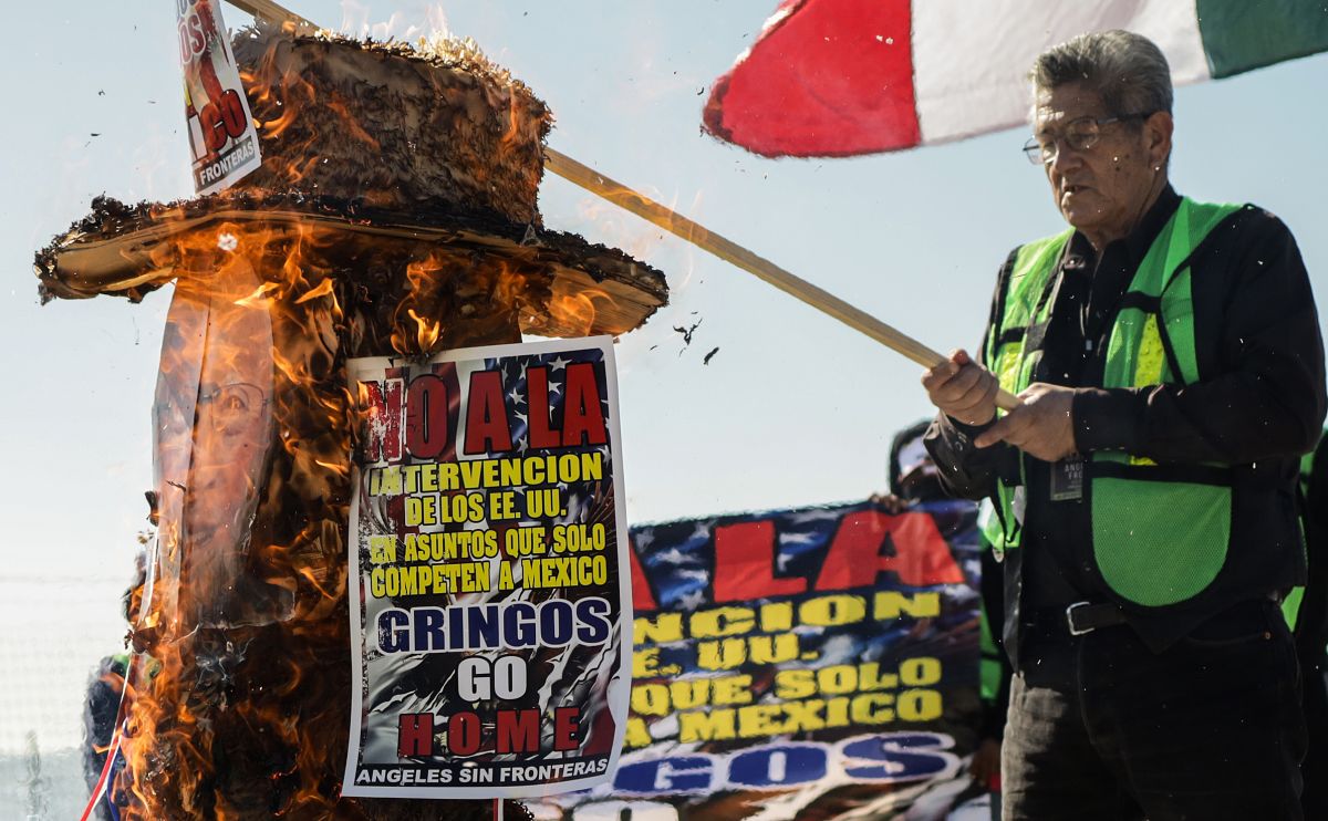 Los migrantes prendieron fuego a la piñata de Salazar mientras gritaban “viva México”.