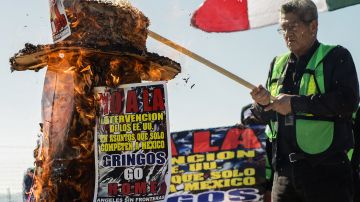 Activistas convierten a Ken Salazar en piñata y la queman en protesta por reformas migratorias