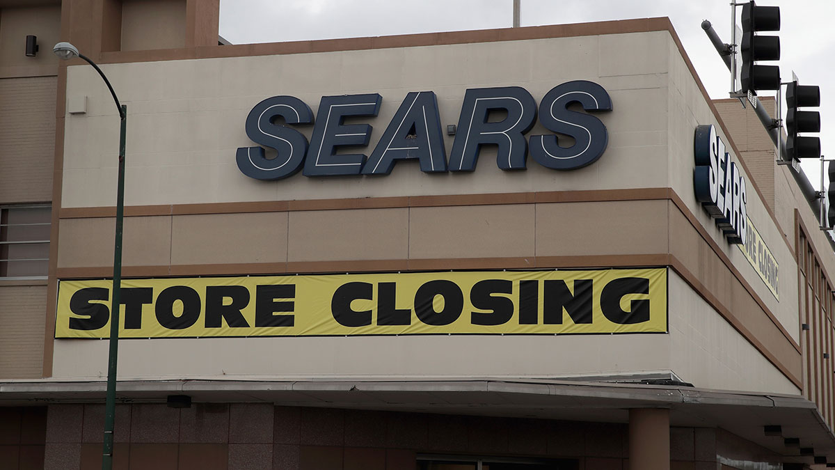 Durante su apogeo, Sears fue el minorista más grande del mundo, con casi 3500 tiendas Sears y Kmart, incluidas 2350 tiendas de línea completa fuera del centro comercial y 1100 tiendas minoristas especializadas. 