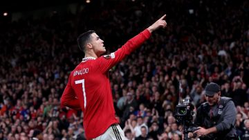 Imagen de Cristiano Ronaldo mientras levanta uno de sus brazos para señalar a las gradas.