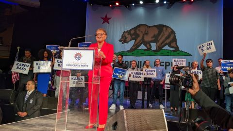 Karen Bass invita a líderes de la comunidad a ser parte de su equipo de transición. (Jacqueline García/Impremedia)