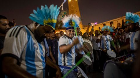 Aficionados en el desfile de argentina.