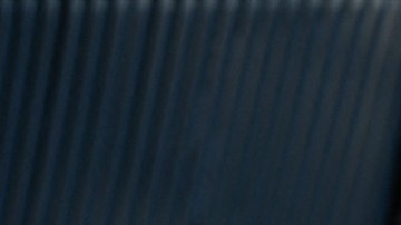 Imagen de personas que usan cubrebocas mientras están formadas en una fila de empleo.