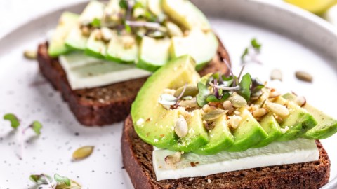 Hacer una dieta “crudivegana” puede ser peligrosa para la salud según especialistas: por qué