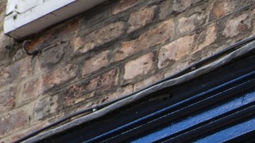 Imagen de una marquesina de color azul oscuro y las letras de la marca Disney en dorado.