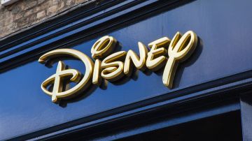 Imagen de una marquesina de color azul oscuro y las letras de la marca Disney en dorado.