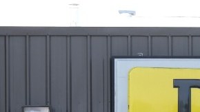 La fachada de una tienda Dollar General en la que se ve a una persona entrando.