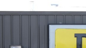 La fachada de una tienda Dollar General en la que se ve a una persona entrando.