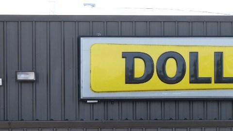 La fachada de una tienda Dollar General en la que se ve a una persona entrando.