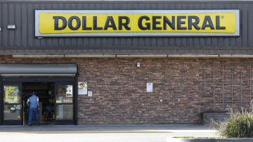 La fachada de una tienda Dollar General en la que se ve a una persona entrando.