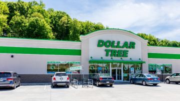 Imagen de un estacionamiento en el que es ven varios autos en la entrada de una tienda de Dollar Tree.