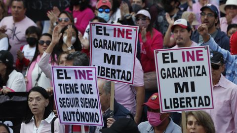 Miles de personas marchan por la reconocida avenida Paseo de la Reforma en la Ciudad de México. (México). EFE/ Mario Guzmán