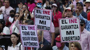 VIDEO: Miles de personas marchan en México en contra de la reforma electoral propuesta por AMLO