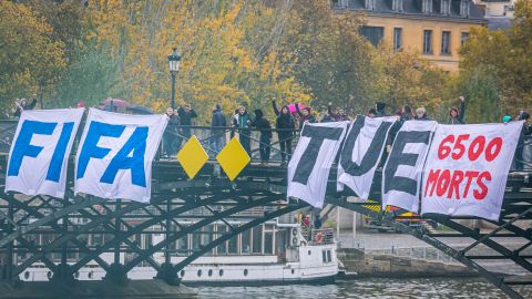 Protesta en contra del Mundial Qatar 2022 realizada en París, Francia.