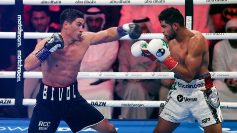 Dmitry Bivol (i) fue superior al Zurdo Ramírez (d) en la pelea del 5 de noviembre de 2022.