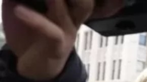 Holmes (centro) junto a su marido y su madre antes de entrar en el tribunal.