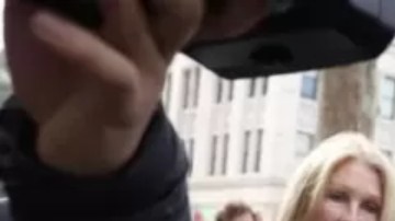 Holmes (centro) junto a su marido y su madre antes de entrar en el tribunal.