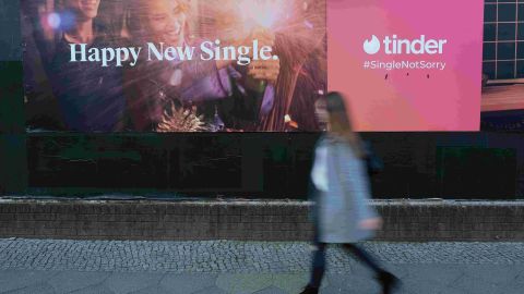 Mujer cambia radicalmente su apariencia tras divorcio y conquista Tinder