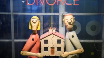 "Mi primer divorcio”: familia organiza fiesta sorpresa a mujer que se acababa de divorciar