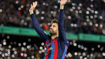 Gerard Piqué saludando a las gradas del Camp Nou en su último partido como profesional.
