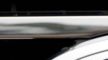 Imagen de un logotipo de la marca Ford, en la parrilla de un auto.