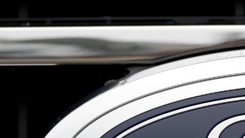 Imagen de un logotipo de la marca Ford, en la parrilla de un auto.
