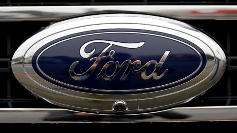 Imagen de un logotipo de la marca Ford, en la parrilla de un auto.