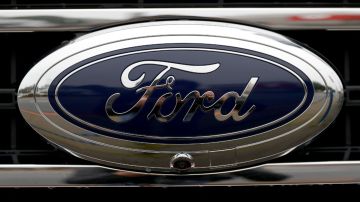 Imagen de un logotipo de la marca Ford, en la parrilla de un auto.