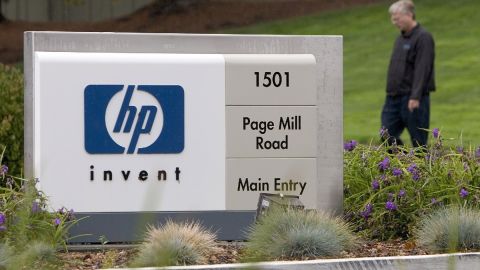 Imagen de un letrero de la empresa HP en el que se ve a una persona caminando al fondo.