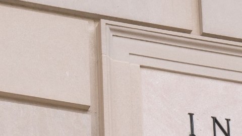 Imagen de un muro con letras negras con la frase Internal Revenue Service.