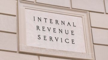 Imagen de un muro con letras negras con la frase Internal Revenue Service.