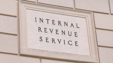 Imagen de un muro con letras negras con la frase Internal Revenue Service.