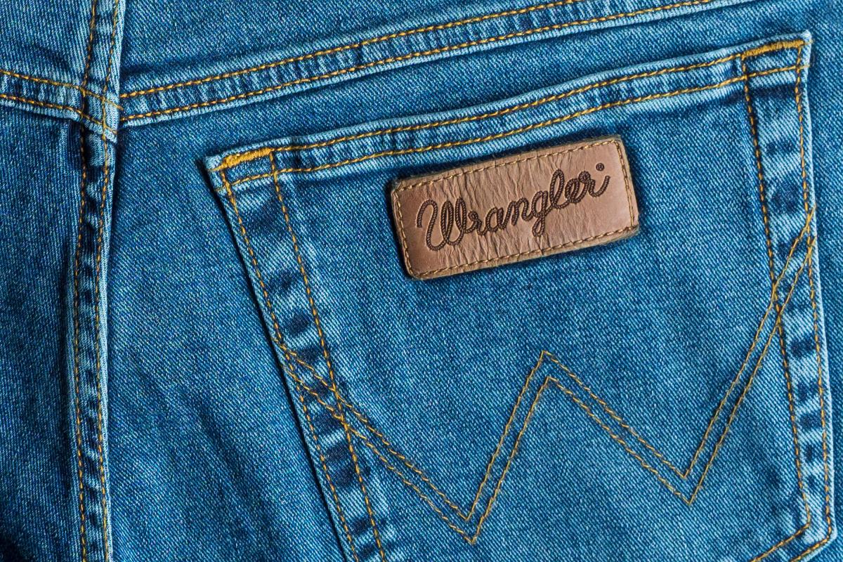 5 jeans Wrangler para hombres por menos de $50 en Amazon - La Opinión