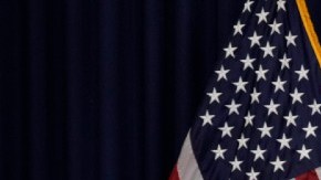 Imagen del presidente de la Fed, Jerome Powell, frente a un estrado y delante de varias banderas de Estados Unidos.