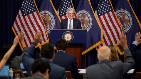 Imagen del presidente de la Fed, Jerome Powell, frente a un estrado y delante de varias banderas de Estados Unidos.