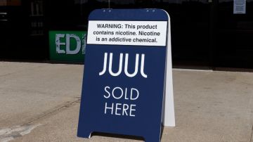Imagen de un letrero de venta de los productos de tabaco de la marca Juul, en color azul.